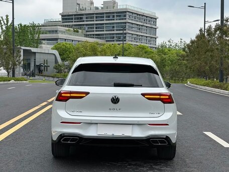2024 Volkswagen Golf VIII Рестайлинг, серый, 1840000 рублей, вид 5