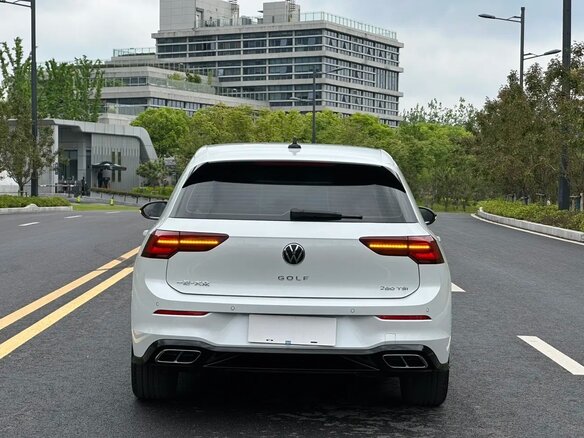 2024 Volkswagen Golf VIII Рестайлинг, серый - вид 4
