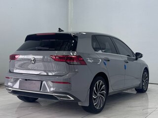 2022 Volkswagen Golf VIII, серый, 1745000 рублей, вид 4