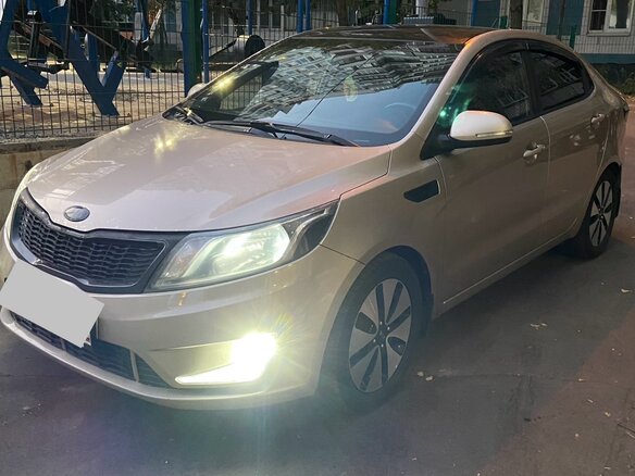 2013 Kia Rio 4-speed III, бежевый, 930000 рублей - вид 1