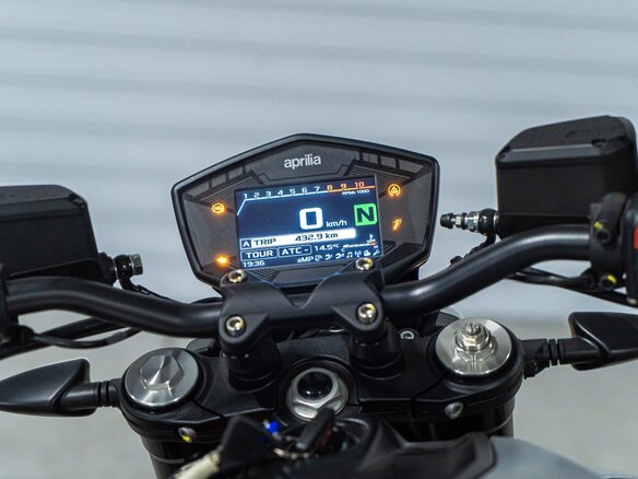 2019 Aprilia SL 900 Shiver, серебристый - вид 13