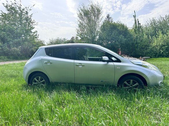 2013 Nissan Leaf (EM57) I (ZE0/AZE0), серый, 820000 рублей - вид 4