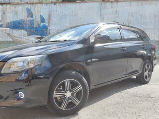 2011 Toyota Corolla Fielder X (E140, E150) Рестайлинг, чёрный, 900000 рублей, вид 3