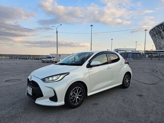 2020 Toyota Yaris IV, белый, 1499999 рублей, вид 3