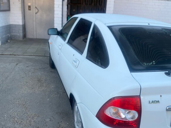 2010 Lada (ВАЗ) Priora I, белый, 390000 рублей - вид 3
