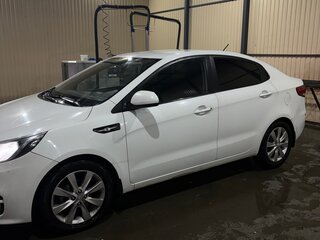 2017 Kia Rio III Рестайлинг, белый, 700000 рублей, вид 4