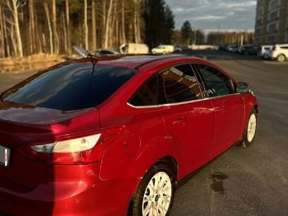 2012 Ford Focus III, красный, 1000000 рублей - вид 4