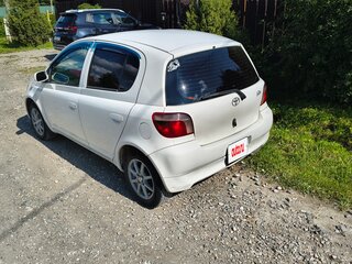 2001 Toyota Vitz I (P10), белый, 310000 рублей, вид 4