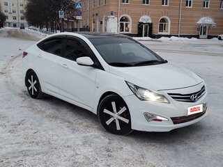2015 Hyundai Solaris I Рестайлинг, белый, 850000 рублей, вид 2