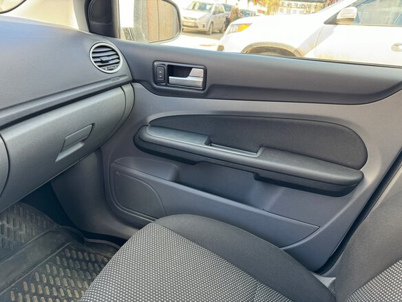 2011 Ford Focus II Рестайлинг, белый, 1000000 рублей - вид 9