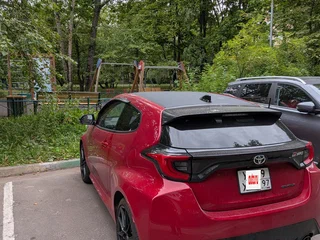 2021 Toyota Yaris IV, красный, 3300000 рублей, вид 3