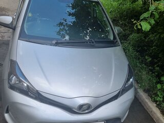 2015 Toyota Vitz III (XP130) Рестайлинг, серебристый, 973000 рублей, вид 2
