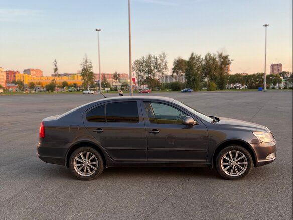 2010 Skoda Octavia DSG7 II (A5) Рестайлинг, серый, 850000 рублей - вид 3
