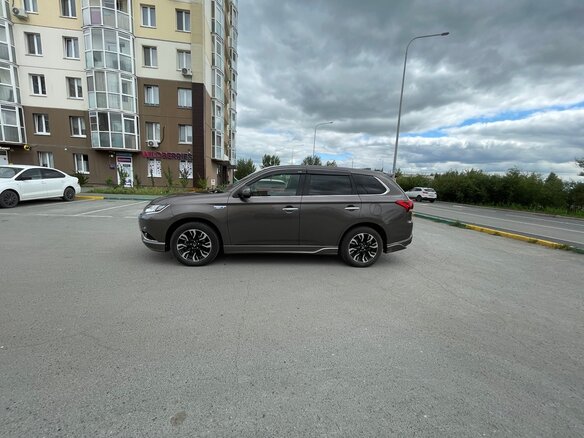 2018 Mitsubishi Outlander PHEV III Рестайлинг 2, коричневый, 3199000 рублей - вид 5