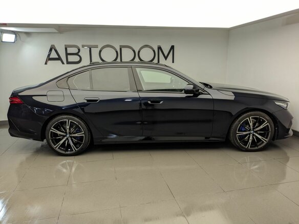 2026 BMW 5 серии 530i xDrive VIII (G60/G61/G68), чёрный - вид 5
