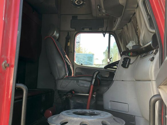 2000 Freightliner Century Class, красный, 1600000 рублей - вид 6