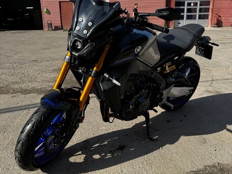 2021 Yamaha MT-09 (FZ-09), серебристый, 1200000 рублей, вид 3