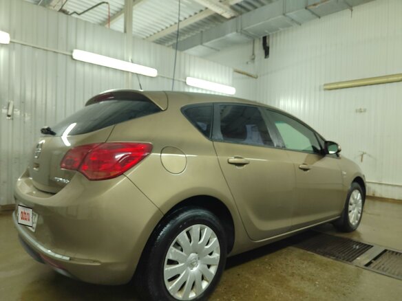 2013 Opel Astra J Рестайлинг, коричневый, 800000 рублей - вид 2