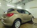 2013 Opel Astra J Рестайлинг, коричневый, 800000 рублей - вид 2