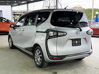 2018 Toyota Sienta II Рестайлинг, серебристый, 1459000 рублей, вид 3