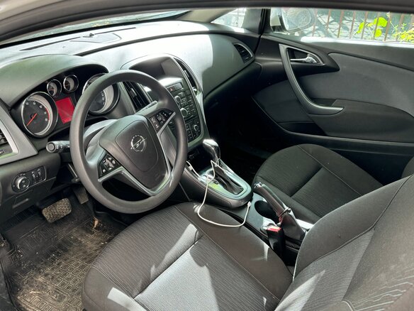 2014 Opel Astra GTC J Рестайлинг, белый, 1100000 рублей - вид 5