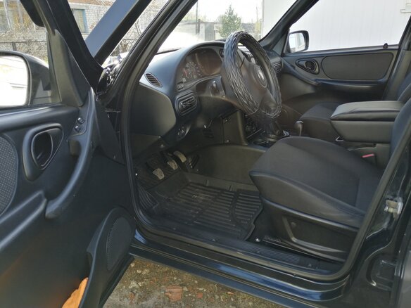 2014 Chevrolet Niva I Рестайлинг, чёрный, 890000 рублей - вид 4