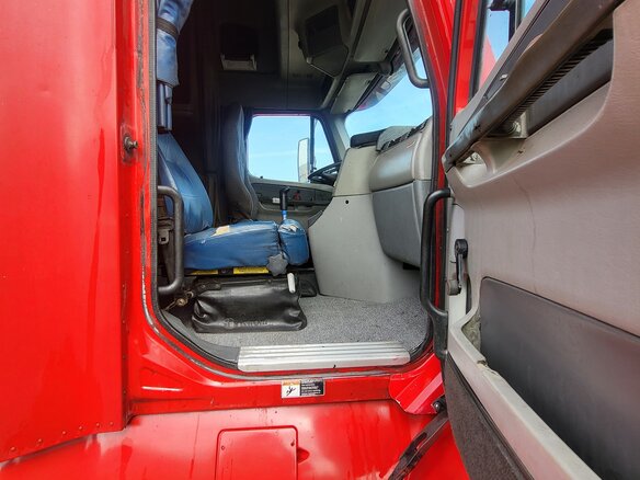 2002 Freightliner Columbia, красный, 1450000 рублей - вид 8