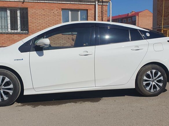 2019 Toyota Prius IV Рестайлинг (XW50), белый, 2150000 рублей - вид 4