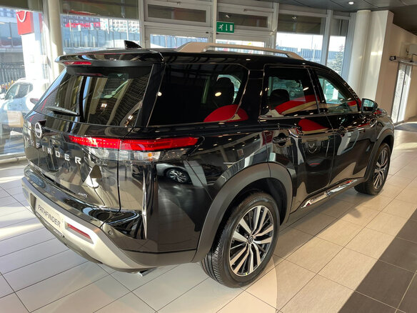 2021 Nissan Pathfinder V, чёрный - вид 4