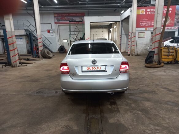 2013 Volkswagen Polo V, серебристый, 900000 рублей - вид 3