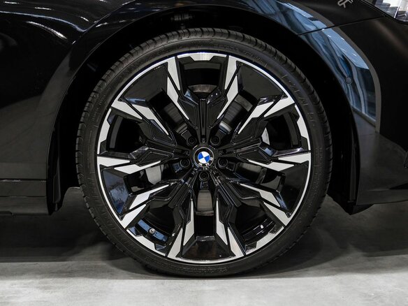 2025 BMW 5 серии Long 530Li xDrive VIII (G60/G61/G68), чёрный, 8400000 рублей - вид 5