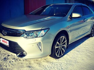 2017 Toyota Camry VII (XV50) Рестайлинг 2, серебристый, 3300000 рублей, вид 1