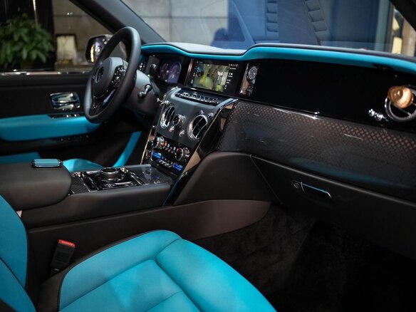 2025 Rolls-Royce Cullinan Black Badge I Рестайлинг (Series II), чёрный, 49000000 рублей - вид 5