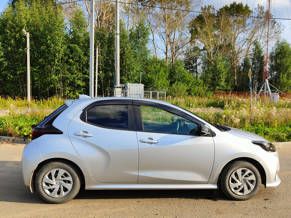 2020 Toyota Yaris IV, серебристый, 1200000 рублей - вид 10