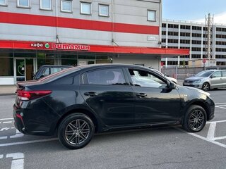 2020 Kia Rio IV, чёрный, 1450000 рублей, вид 2