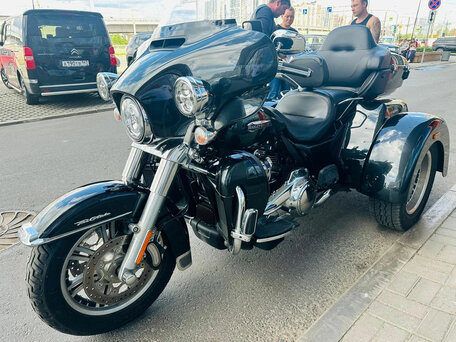 2018 Harley-Davidson Tri Glide, чёрный, 3750000 рублей, вид 3