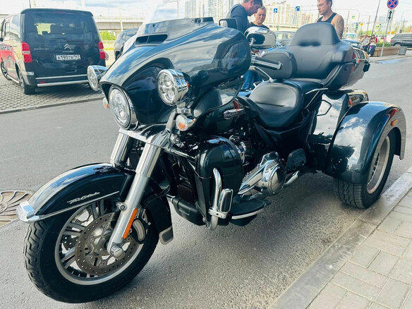 2018 Harley-Davidson Tri Glide, чёрный, 3750000 рублей - вид 2