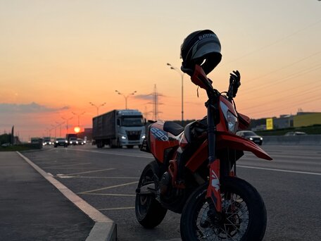 2024 KTM 690 SMC R, оранжевый, 1339900 рублей, вид 4
