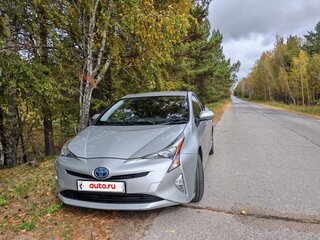 2016 Toyota Prius IV (XW50), серебристый, 1550000 рублей, вид 2