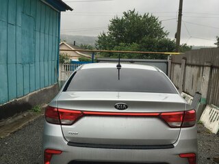 2018 Kia Rio IV, серебристый, 1200000 рублей, вид 2