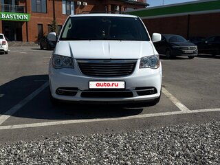 2013 Chrysler Town & Country V Рестайлинг, белый, 1950000 рублей, вид 2