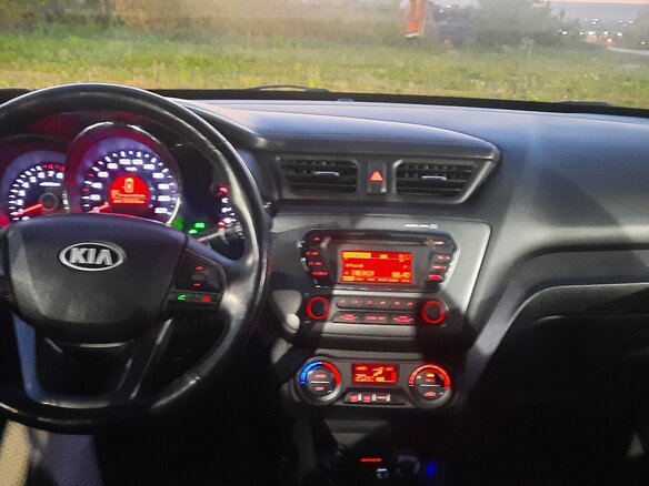 2014 Kia Rio 6-speed III, серый, 660000 рублей - вид 8