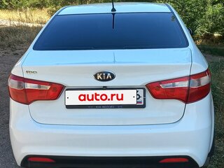 2013 Kia Rio 4-speed III, белый, 900000 рублей, вид 3