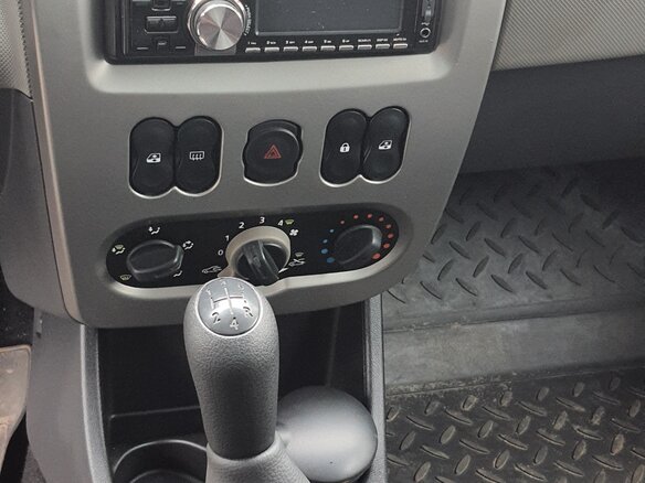 2010 Renault Logan I Рестайлинг, белый, 900000 рублей - вид 12