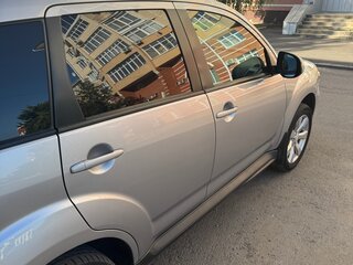 2010 Mitsubishi Outlander II Рестайлинг, серебристый, 1300000 рублей, вид 4