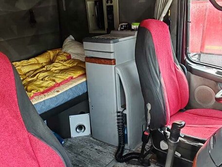 2005 Volvo VNL, пурпурный, 2700000 рублей, вид 1