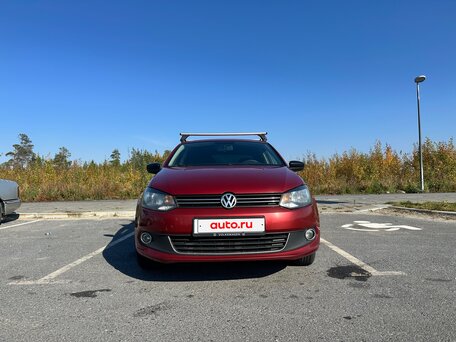 2014 Volkswagen Polo V, красный, 820000 рублей, вид 3