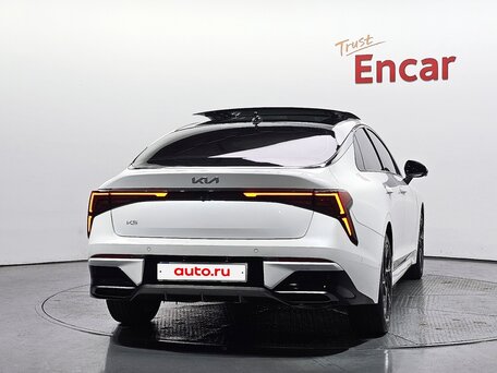 2023 Kia K5 LPi III Рестайлинг, белый, 2400000 рублей, вид 4