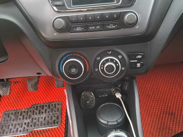2014 Kia Rio 6-speed III, чёрный, 750000 рублей - вид 17