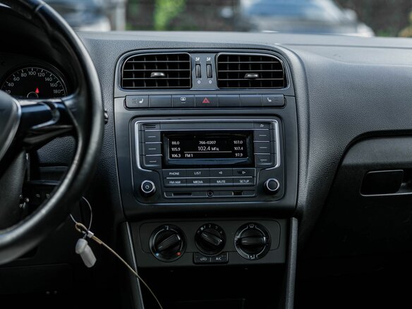 2016 Volkswagen Polo V Рестайлинг, коричневый, 805000 рублей - вид 6